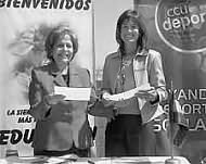 Carmen Romo, alcaldesa de Quilicura, y Marisol Bravo, gerenta Asuntos Corporativos CCU, firman el acuerdo.