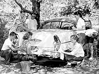 Estudiantes en 1958 lavando un auto para juntar fondos.