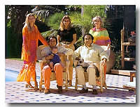 Melvin Villarroel en Marbella, España, con parte de su familia, todos miembros de su empresa de arquitectura.