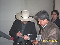 Pedro Messone firmando autgrafo para Patricio Soto. (21,170 bytes)