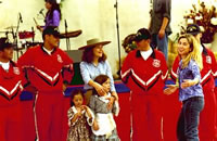Mnica de Olavarr, sus hijas, junto a Carolina Leyton y el equipo de exhibicin de Paracaidismo de los Boinas Negras. (35,878 bytes)