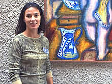 Dolores Román junto a una obra de Camil Squella.