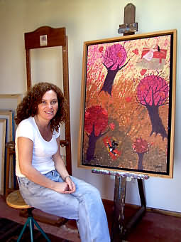 Isabel Viviani frente a una de sus obras
