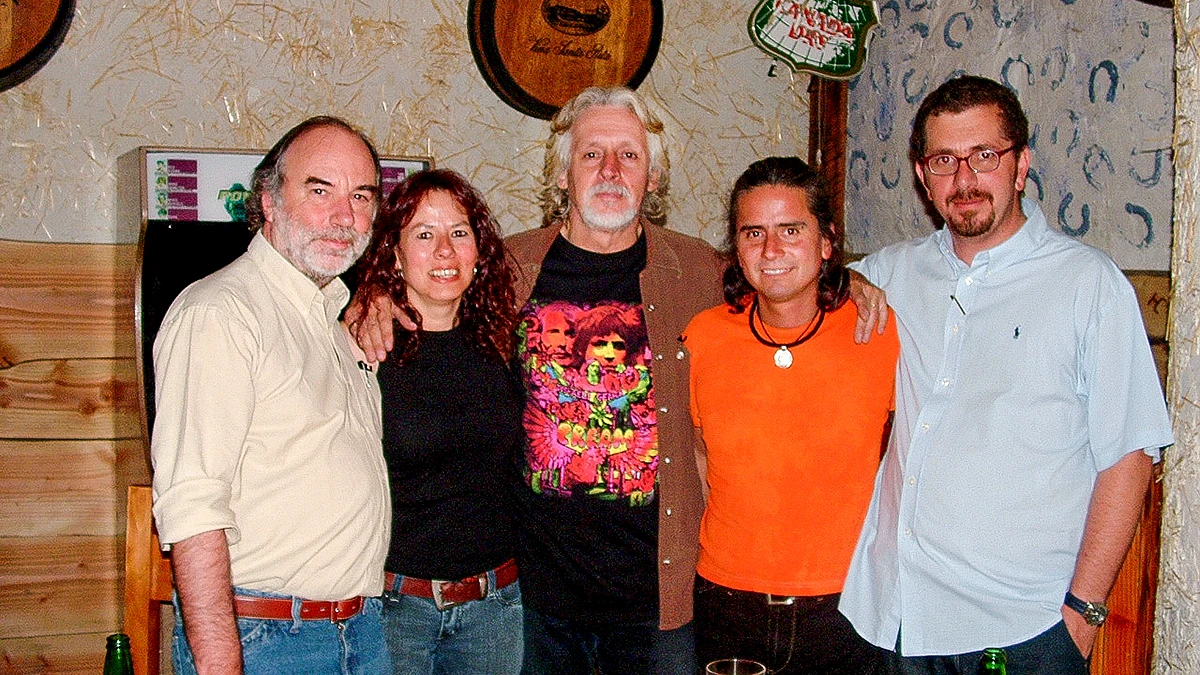 En el restaurante El Establo de Chicureo, Eduardo Gatti con Paulina, Nito Mestre, Pablo Herrera y Roberto Hasbún en diciembre del 2005.