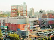 parque arauco es controlada por el grupo Said y opera tres malls en Chile, dos en Santiago y uno en Via del Mar. 