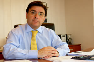 Mario Olavarra en su despacho. Foto de Kiko Benítez.