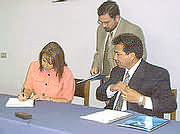 Fotografía: Loreto Amunátegui y Pable atenas firman las Actas de  Entrega de la Gobernación.