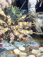 Presentación brochetas de ananá con jamón