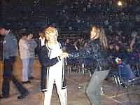 Dos de las mujeres importantes en la vida de Didier "Provençe", su madre y esposa bailando mientras esperaban el inicio del evento.