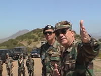 El Director del Ejercicio, General Salgado, junto al Coronel Ramrez, Director de la Escuela de Fuerzas Especiales, seala el lmite entre las fuerzas en conflicto. (26kb)