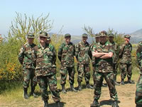 Contingente escuchando las explicaciones del General Salgado. (46kb)