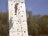 Una joven escaladora bajando luego de llegarb a la cumbre en la kermesse de El Algarrobal. (36,144 bytes)