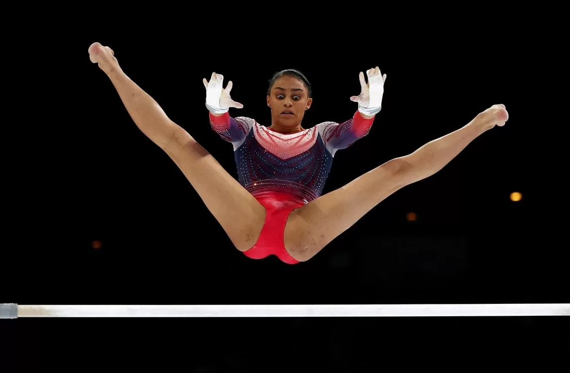 Ondine Achampong de Gran Bretaña en acción durante la clasificación femenina del Campeonato de gimnasia artística de Bélgica. Foto: REUTERS/Yves Herman