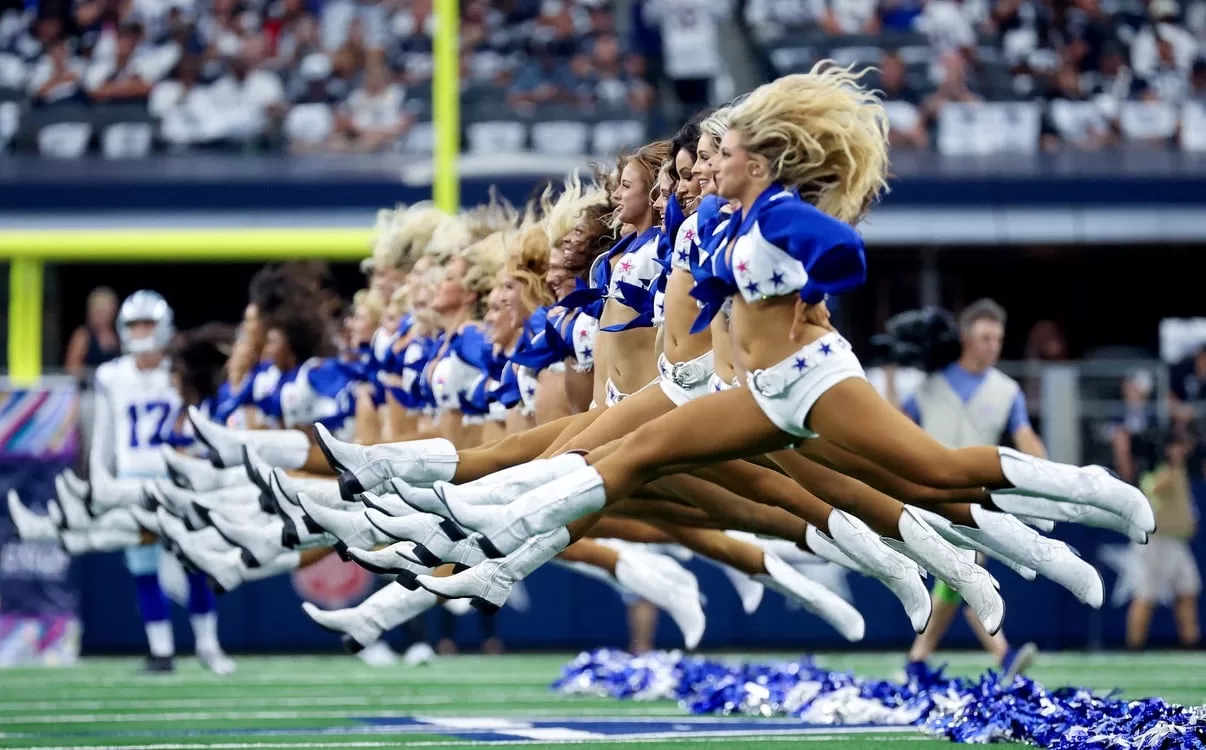 Arlington, Texas, Estados Unidos; Las porristas de los Dallas Cowboys actúan antes del partido contra los New England Patriots en el AT&T Stadium. Foto: Kevin Jairaj-USA TODAY Sports