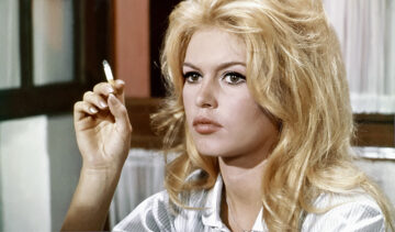↑…Brigitte Bardot en Saint-Tropez, dando largas caladas a un cigarrillo.