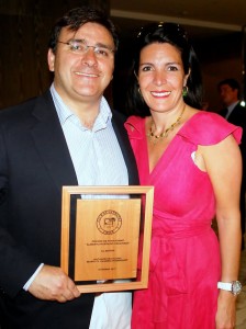 Mario Olavarría y Pilar Cruz con el Premio Club de la Prensa