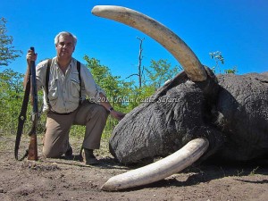 Christian Hartwig junto a un elefante en un safari en Botswana.