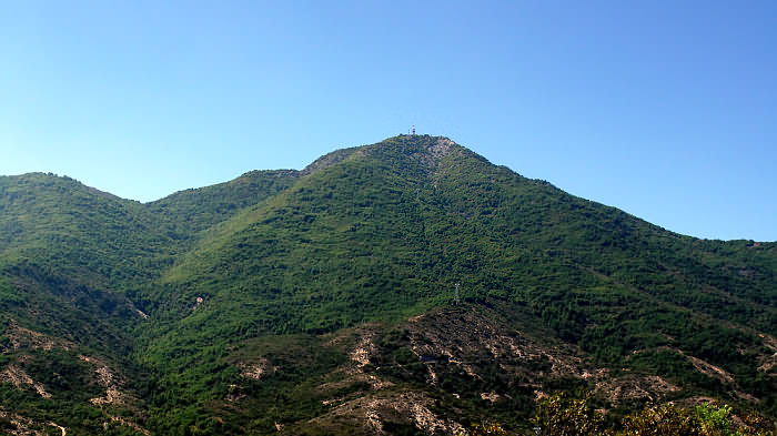 Cerro El Roble, el de las antenas arriba, con torres para el andarivel.