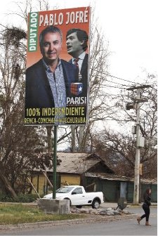 Franco Parisi tiene un cartel en Huechuraba junto al candidato a diputado Pablo Jofré.Foto:José Alvújar.