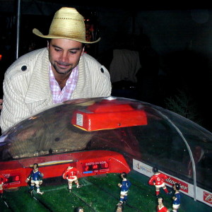 Hace 10 años: Felipe Camiroaga, jugando en el restaurante El Establo de Chicureo.