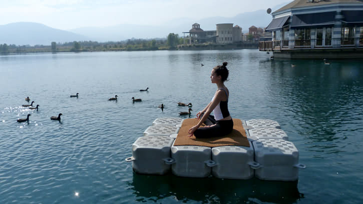 Yoga en la Laguna de Piedra Roja.