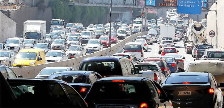 Manifestación.- Una marcha estudiantil del pasado 17 de octubre impactó directamente en la Costanera Norte, ocasionando congestión tanto hacia el oriente como al poniente. Foto:HÉCTOR ARAVENA