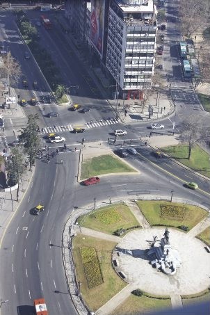 La idea del Ministerio de Transportes es "hundir" las pistas de buses en Plaza Italia para conectar directamente con los accesos a las líneas 1 y 5 del Metro. Foto: L uciano R iquelme