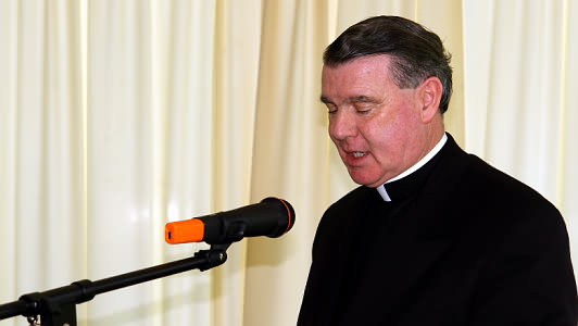 El sacerdote legionario John O'Reilly durante una ceremonia en Colina. Foto: archivo de Kiko Benítez.