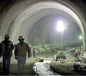 Avance.- Ductos, soleras laterales y revestimientos concluidos presenta el túnel Vivaceta, cuya entrega a uso público podría ser a fines de agosto. Foto:Mauricio Pérez