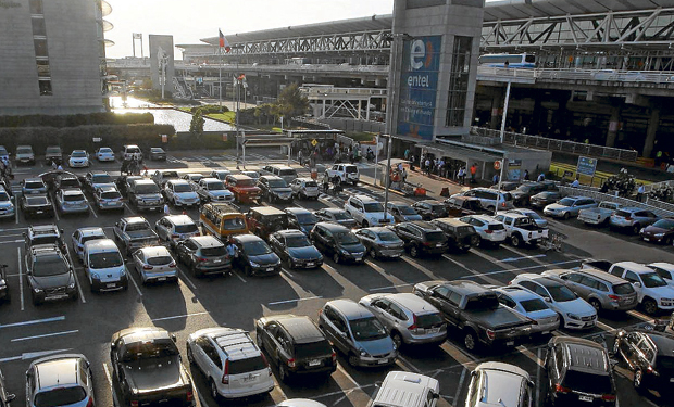 Vehículos estacionados en los aparcaderos del aeropuerto de Santiago.
