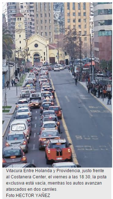 Vitacura Entre Holanda y Providencia, justo frente al Costanera Center, el viernes a las 18:30, la pista exclusiva está vacía, mientras los autos avanzan atascados en dos carriles. Foto:HECTOR YAÑEZ