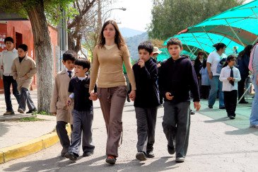 Profesora con sus alumnos visitando la Expo Tiltil el 2009 cuando se realizaba en el centro urbano.