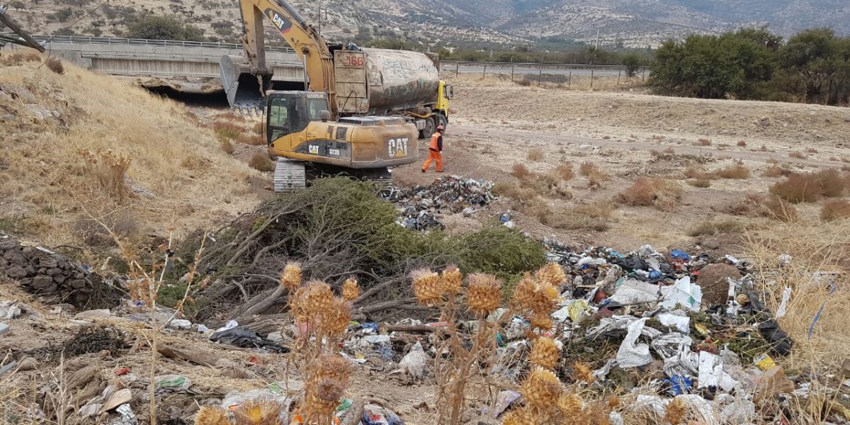 Denuncian "desastre ambiental" en Til Til luego que camión volcara con toneladas de basura