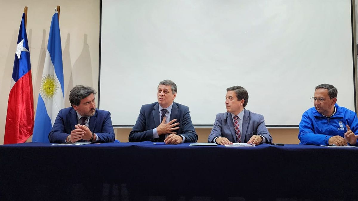 Daniel Orozco durante su participaron en la reunión con los alcaldes chilenos.